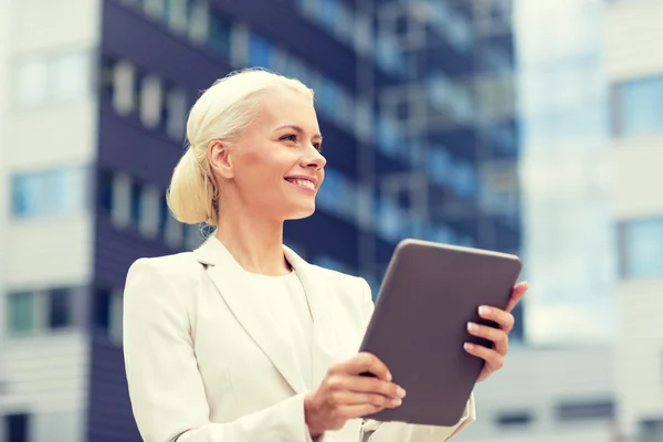 Mulher de negócios sorridente com tablet pc ao ar livre — Fotografia de Stock