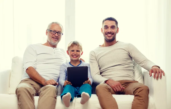 Smilende familie med nettbrett pc hjemme – stockfoto