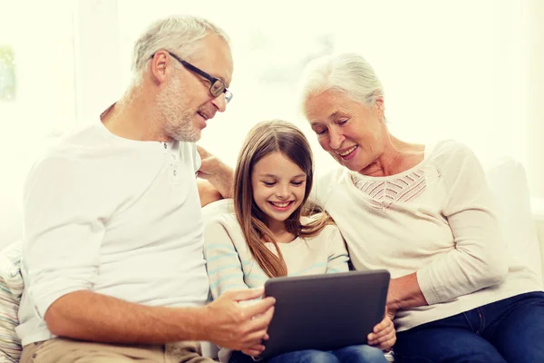 Família sorrindo com tablet pc em casa — Fotografia de Stock