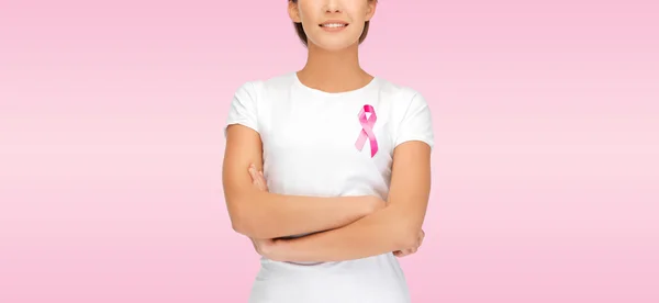 Mujer sonriente con cinta de conciencia de cáncer rosa — Foto de Stock