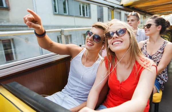 Feliz casal adolescente viajando de ônibus de turismo — Fotografia de Stock