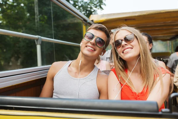 Feliz casal adolescente viajando de ônibus de turismo — Fotografia de Stock