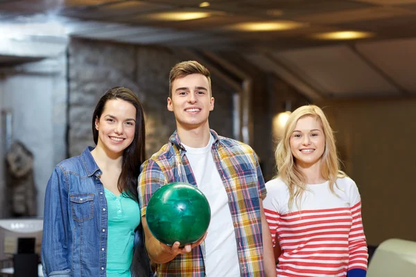 Glada vänner i bowling club — Stockfoto