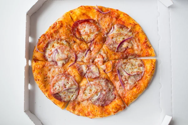 Close-up de pizza em caixa de papel na mesa — Fotografia de Stock