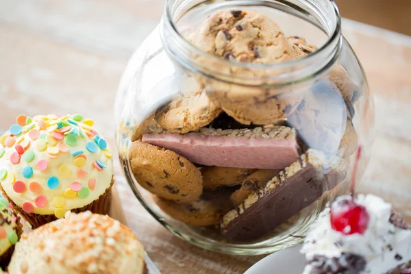 Nahaufnahme von Cupcakes, Keksen und Müsliriegeln — Stockfoto