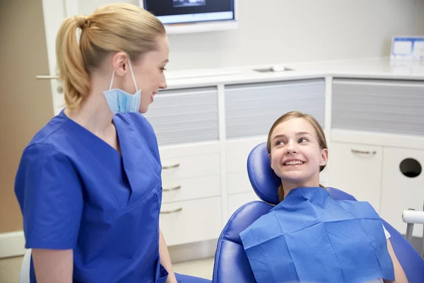 Dentista mujer feliz con chica paciente en la clínica — Foto de Stock