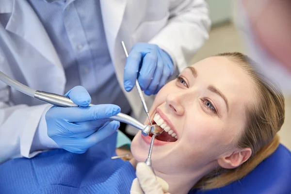 Nahaufnahme eines Zahnarztes, der weibliche Patientenzähne behandelt — Stockfoto