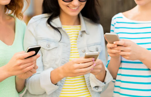 Närbild på glada unga kvinnor med smartphone — Stockfoto