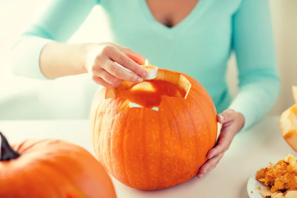 Primer plano de la mujer con calabazas en casa —  Fotos de Stock