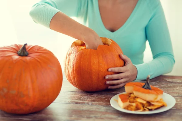 Nahaufnahme einer Frau mit Kürbissen zu Hause — Stockfoto