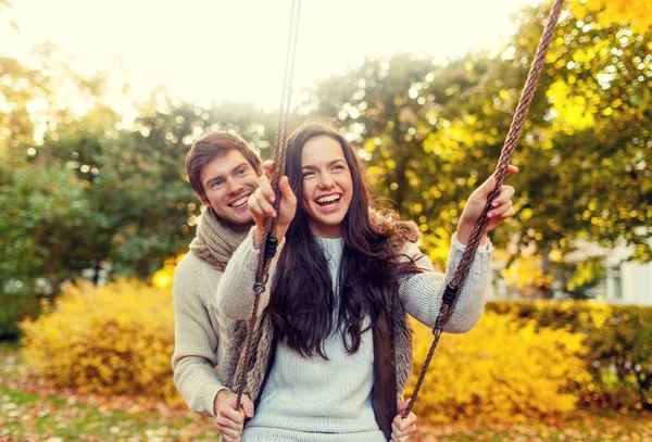 Coppia sorridente che si abbraccia nel parco autunnale — Foto Stock