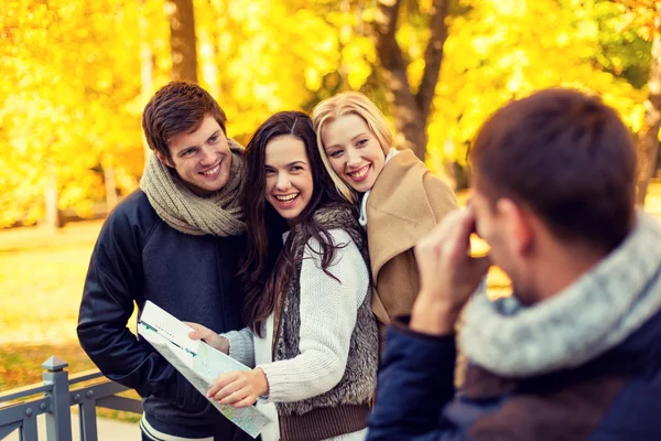 Group of friends with map outdoors — Stock Photo, Image