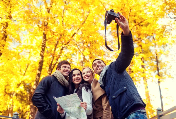 Grupo de amigos com mapa ao ar livre — Fotografia de Stock