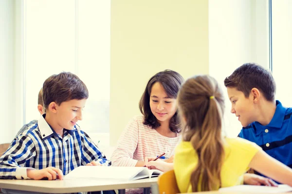 Groep van school-kids schrijven test in klas — Stockfoto