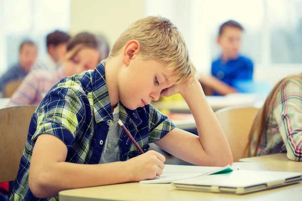 Groep van school-kids schrijven test in klas — Stockfoto