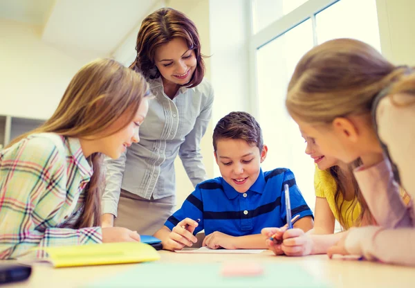 Gruppe von Schulkindern schreibt Test im Klassenzimmer — Stockfoto