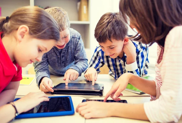 Groep van school kids met tablet pc in klas — Stockfoto