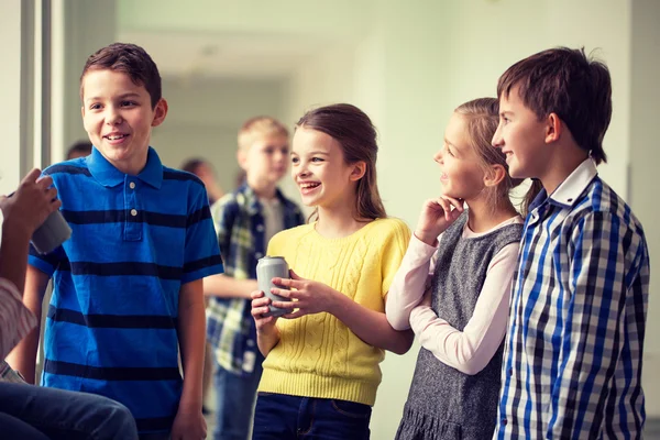 Groep van school kids met soda blikjes in gang — Stockfoto