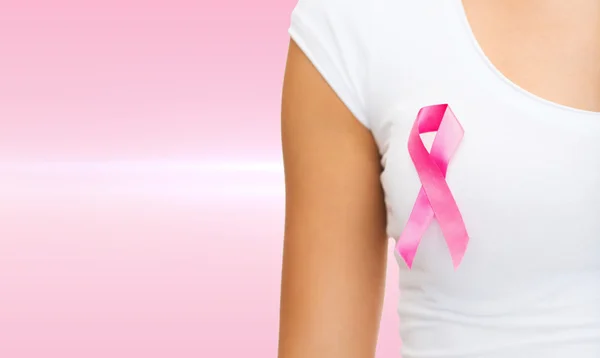 Donna con nastro rosa di consapevolezza del cancro — Foto Stock