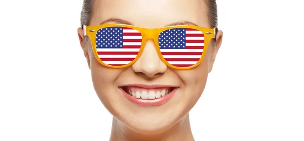 Menina adolescente feliz em óculos com bandeira americana — Fotografia de Stock