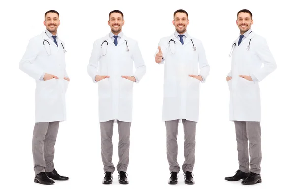 Medici felici con stetoscopio mostrando pollici in su — Foto Stock