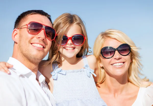 Familia feliz con cielo azul — Foto de Stock