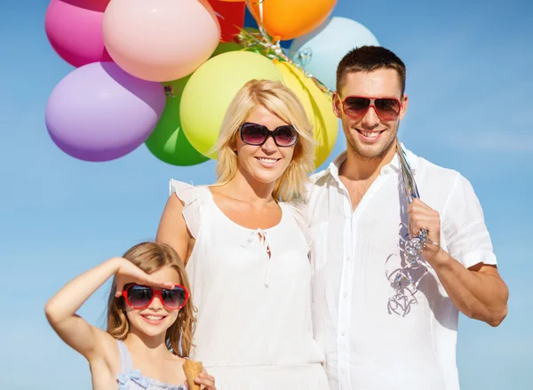 Familia con globos de colores —  Fotos de Stock