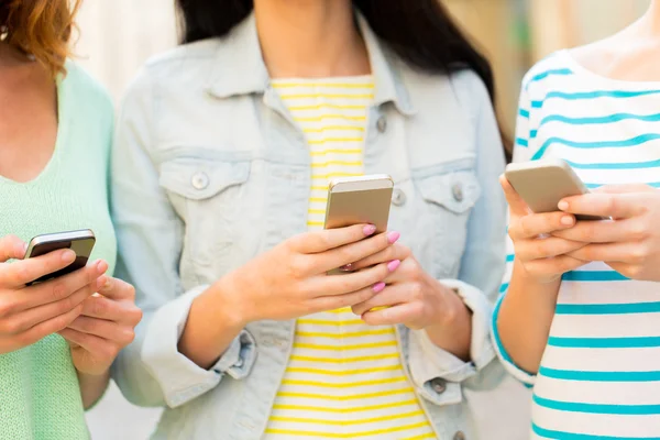 Close up of young women with smartphone — Φωτογραφία Αρχείου