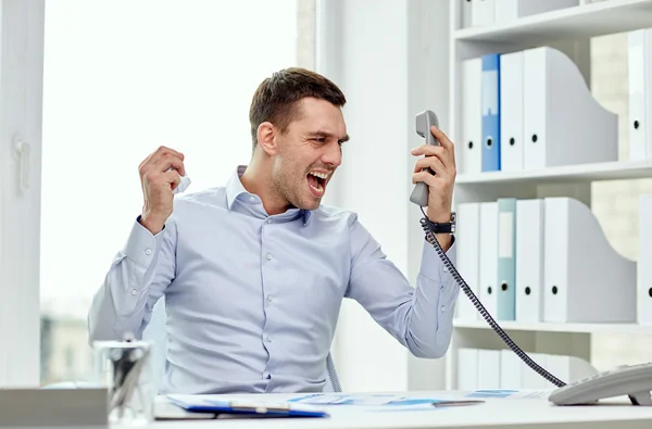 Woedend zakenman bellen op telefoon in kantoor — Stockfoto