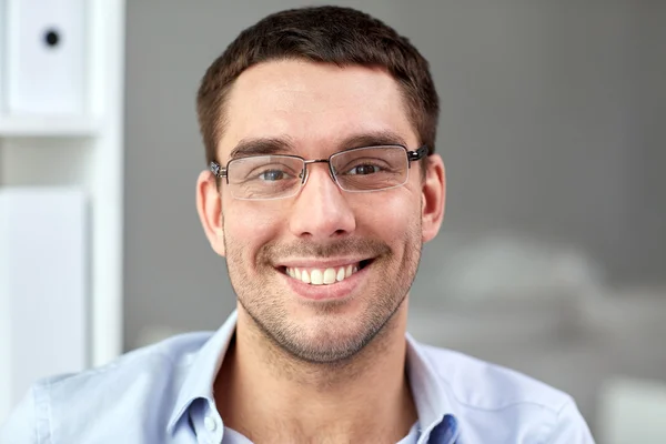 Porträt eines Geschäftsmannes mit Brille im Büro — Stockfoto