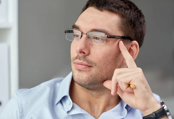 Retrato de hombre de negocios en gafas en la oficina — Foto de Stock