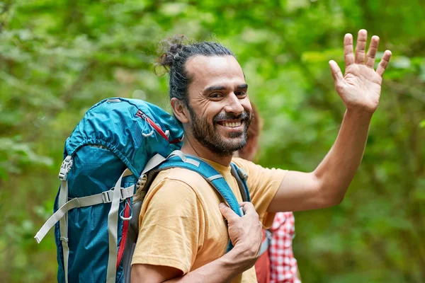 Gruppe lächelnder Freunde mit Rucksäcken beim Wandern — Stockfoto