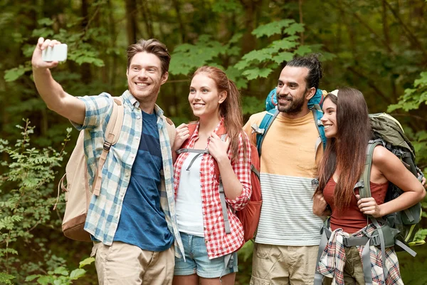 Friends with backpack taking selfie by smartphone — Stock Photo, Image