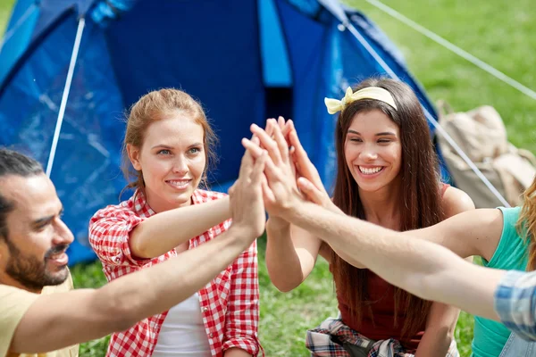 Amigos felices haciendo cinco en el camping —  Fotos de Stock
