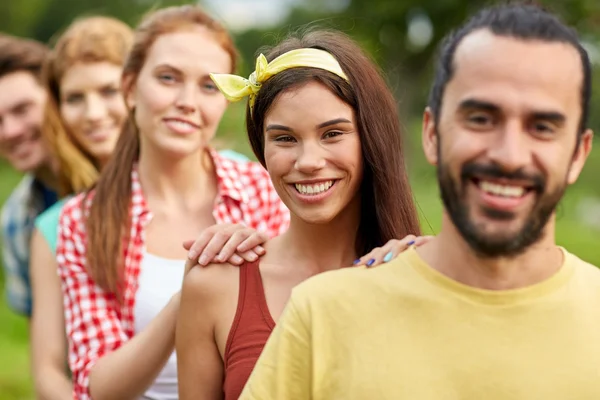 Gruppo di amici sorridenti all'aperto — Foto Stock