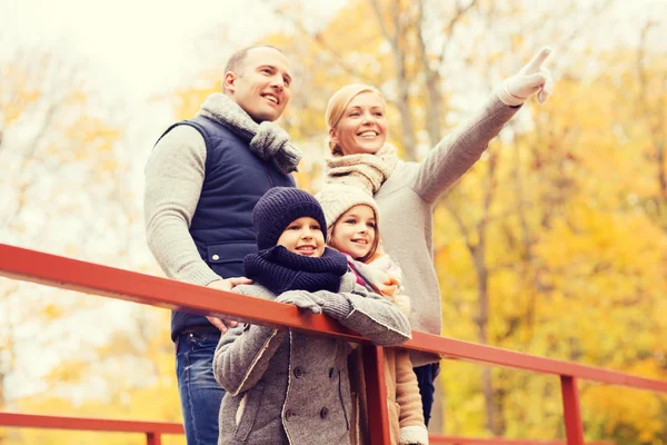 Lycklig familj i höstparken — Stockfoto