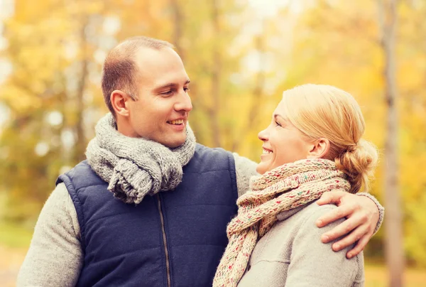 Sonriente pareja en otoño parque — Foto de Stock