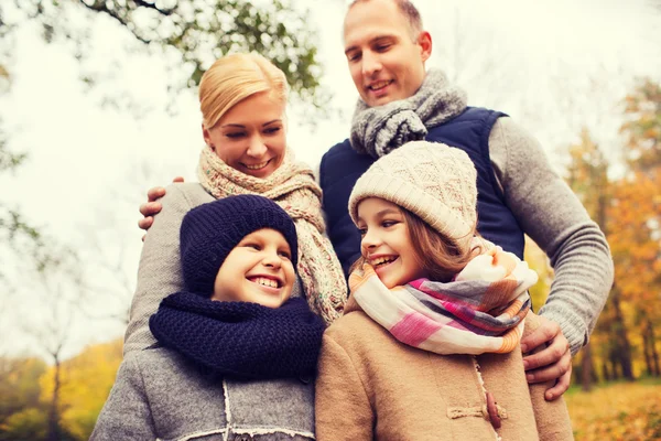 Famiglia felice nel parco autunnale — Foto Stock