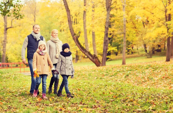 Famiglia felice nel parco autunnale — Foto Stock