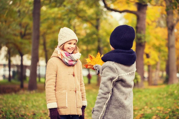 Enfants souriants dans le parc d'automne — Photo