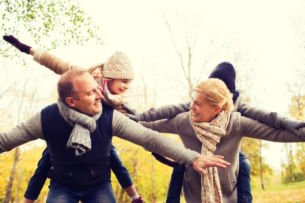 Familia feliz divertirse en el parque de otoño — Foto de Stock