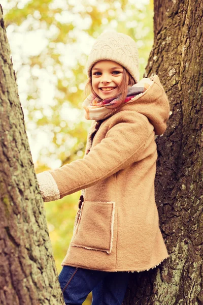 Sorridente bambina autunno nel parco — Foto Stock