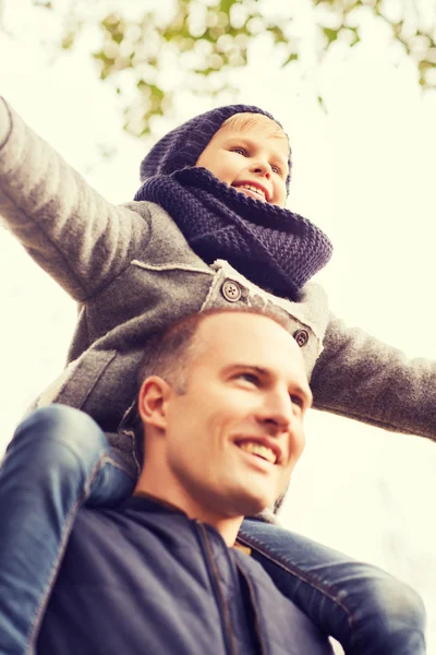 Familia feliz divertirse en el parque de otoño — Foto de Stock