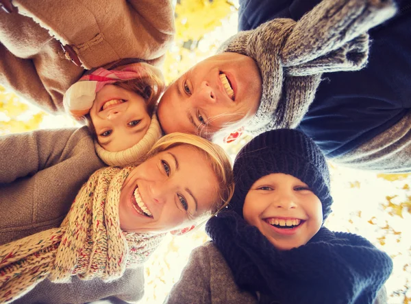 Família feliz no parque de outono — Fotografia de Stock