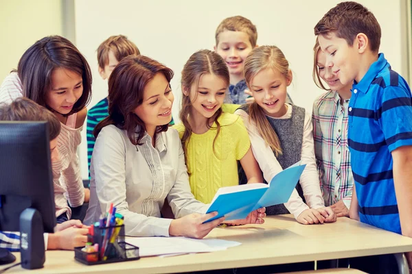 Groep van school kids met leraar in de klas — Stockfoto