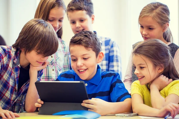 Groupe d'écoliers avec tablette PC en classe — Photo