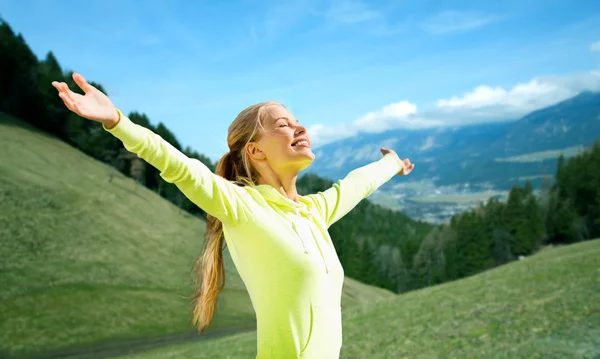 Mujer feliz en ropa deportiva disfrutando del sol y la libertad —  Fotos de Stock