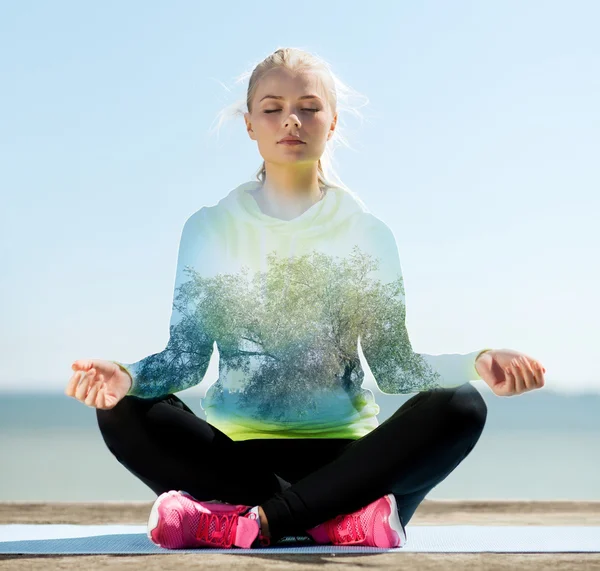 Happy young woman doing yoga outdoors — Stock Photo, Image