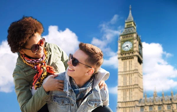 Happy teenage couple having fun over big ben tower — Stock Photo, Image