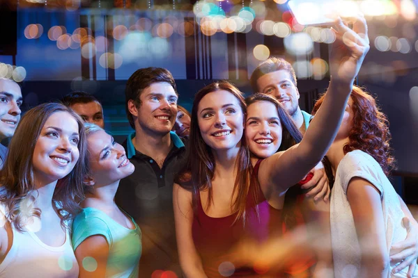 Friends with smartphone taking selfie in club — Stock Photo, Image